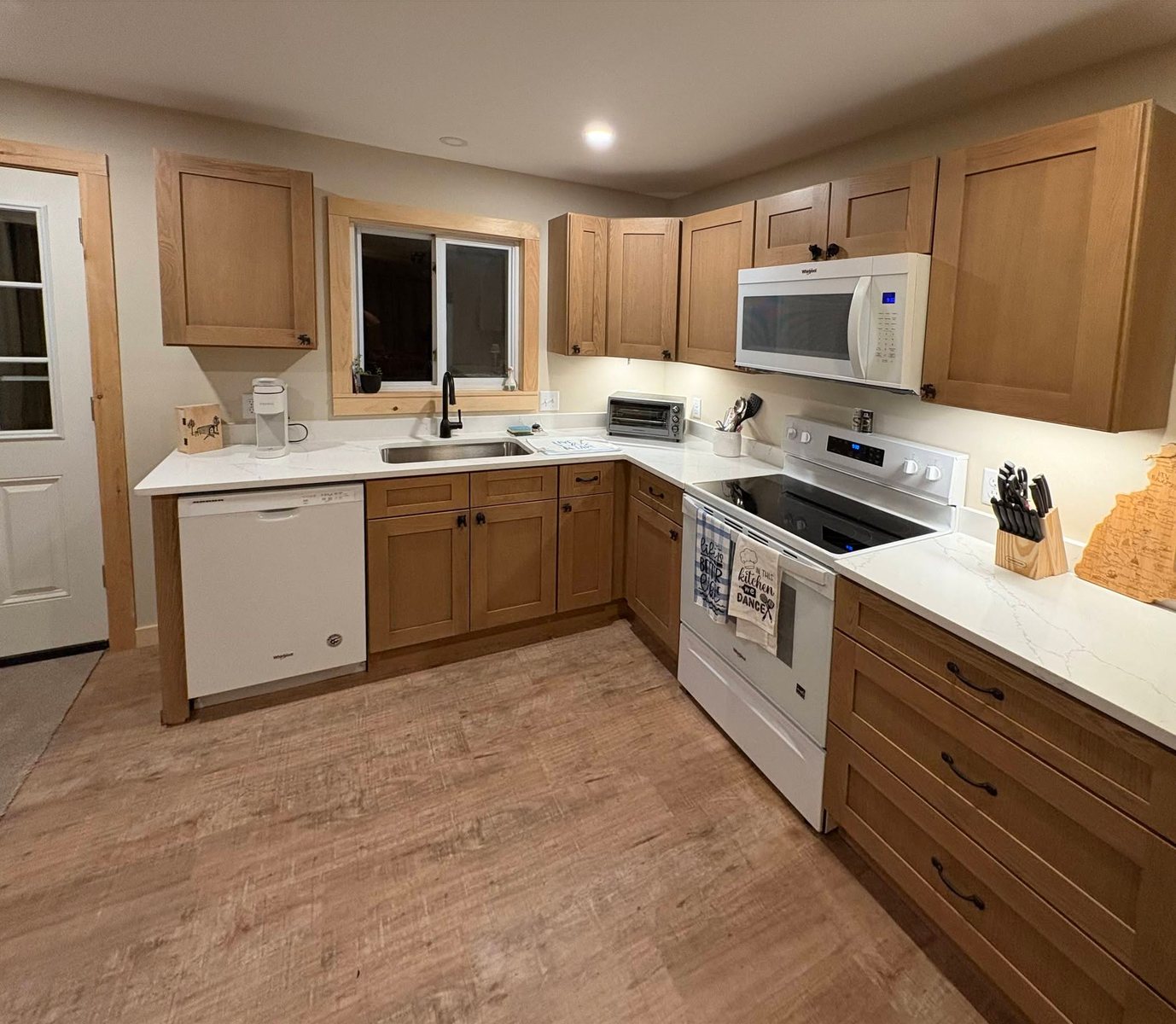 Homestead Oak cabinets, photo 2